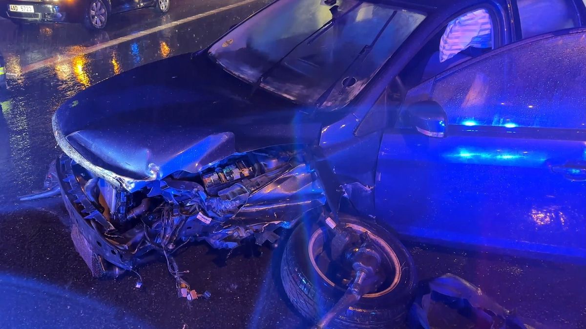 Cizinec naboural v Praze autem do svodidel, zřejmě chtěl spáchat sebevraždu